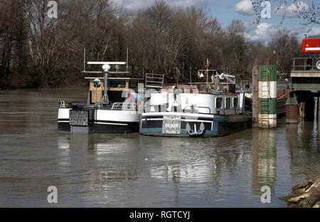 AJAXNETPHOTO. BOUGIVAL, FRANCE. - Le PRINTEMPS SUR LES RIVES DE LA RIVIÈRE SEINE - Groupe de chalands amarrés à un quai d'agrégats - Scènes LE LONG DES BERGES DE LA RIVIÈRE DANS 19E SIÈCLE, peint par les artistes impressionnistes Alfred Sisley, Camille PISSARRO, Vlaminck, Monet et d'autres. PHOTO:JONATHAN EASTLAND/AJAX REF:R60204 226 Banque D'Images