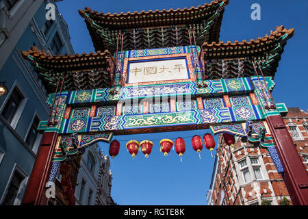 Bois peint paifang entrée de Chinatown Dean Street, Soho Londres Banque D'Images