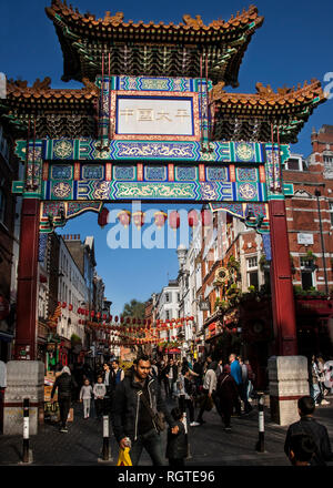 Bois peint paifang entrée de Chinatown Dean Street, Soho Londres Banque D'Images