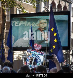 Sadiq Khan sur l'écran du téléviseur au vote du peuple Londres mars Banque D'Images