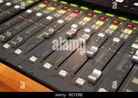 Console de mixage audio numérique moderne Banque D'Images