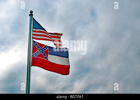 Drapeau américain et l'État du Mississippi drapeaux sur perche against sky Banque D'Images