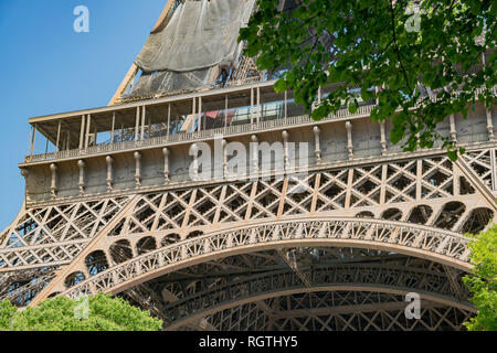 Après-midi ensoleillé vue sur la célèbre Tour Eiffel en France Banque D'Images