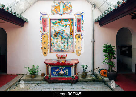 Cour intérieure et de l'autel à l'intérieur de la Guilde des charpentiers à George Town, Penang, Malaisie Banque D'Images