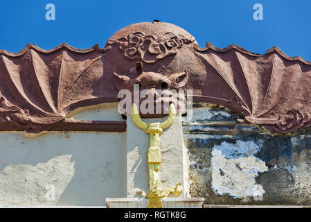 Décoration de chauves-souris en haut d'une maison de commerce de la région de George Town, Penang, Malaisie Banque D'Images