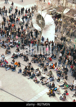 Place Georges Pompidou du Centre Pompidou, Paris. France : les touristes s'asseoir et regarder le théâtre de rue Banque D'Images