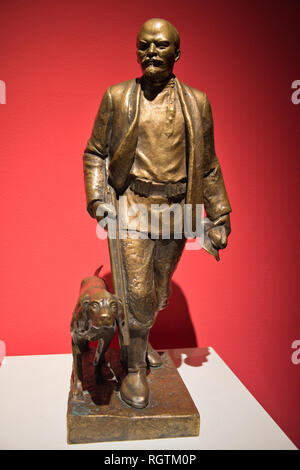 Lénine la chasse avec un chien" Figurine en bronze affichée à l'Musée russe (Museo Ruso) à Malaga en Espagne. Banque D'Images