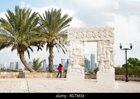 Tel Aviv Yafo, Israël, ancien - Décembre 23, 2018 : un touriste enjoying view de Tel Aviv à partir de la colline en Abrasha Parc, Vieille Ville de Yafo Banque D'Images