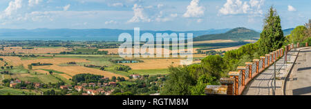 Paysage de Panicale village avec Lac Trasimène, Province de Pérouse, Ombrie, Italie. Banque D'Images