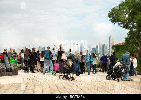 Tel Aviv, Jaffa, Israël - Décembre 23, 2018:Un groupe de touristes sur l'antenne de la ville panorama depuis la colline de Glee, Abrasha Park dans la vieille ville de Jaffa Banque D'Images