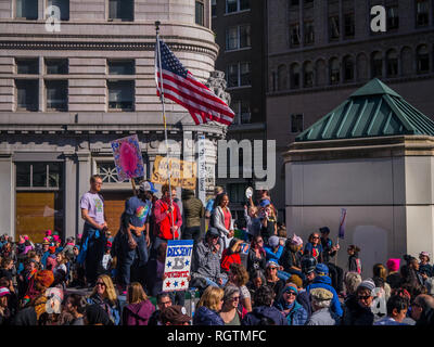 OAKLAND, CA/USA - 20 janvier 2018 : les participants non identifié vague un drapeau américain à la Marche des femmes. Signes : 'Dissent est patriotique' et 'No Banque D'Images