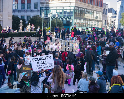 OAKLAND, CA/USA - 20 janvier 2018 : les participants non identifiés à la Marche des femmes. Inscrivez-lit 'égalité [pour] tous, Black vit, Rêve propre Ac Banque D'Images