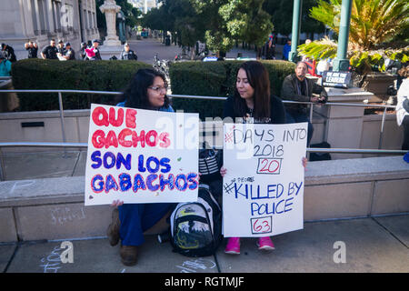 OAKLAND, CA/USA - 20 janvier 2018 : la police lors des participants à la Marche des femmes. Lire les signes '20 jours en 2018, 63 personnes tuées par Banque D'Images