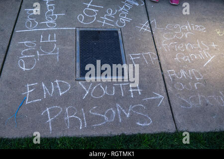 OAKLAND, CA/USA - 20 janvier 2018 : 'Fin de la jeunesse et des prisons d'autres dessins au pastel à la Marche des femmes, y compris 'Fin de la glace, mettre fin à l'expulsion", "manger le Banque D'Images