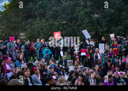 OAKLAND, CA/USA - 20 janvier 2018 : les participants non identifiés dans un parc à la Marche des femmes. Lire les panneaux "make America Oakland" et "juste un autre Anti Banque D'Images