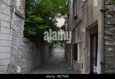 Les rues pavées de la vieille ville d'Erice, près de Trapani, Sicile (Italie) Banque D'Images