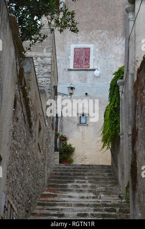 Les rues pavées de la vieille ville d'Erice, près de Trapani, Sicile (Italie) Banque D'Images