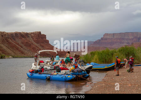 Les rafteurs se préparent à commencer la visite de la rivière Colorado à Lees Ferry, Glen Canyon Recreation Area, Arizona, United States. Banque D'Images