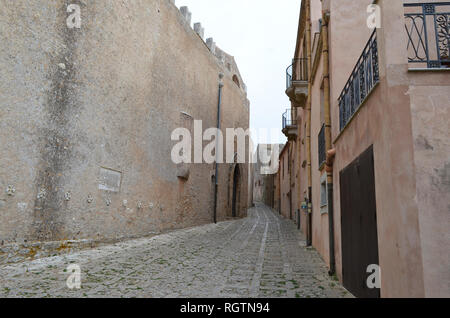 Les rues pavées de la vieille ville d'Erice, près de Trapani, Sicile (Italie) Banque D'Images