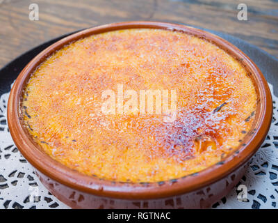 Close up shot of delicious crème brûlée, mangé à Paris, France Banque D'Images