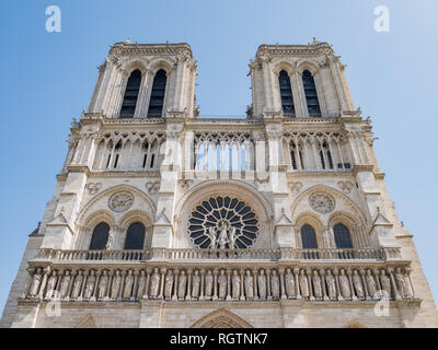 Vue extérieure de la célèbre Cathédrale Notre-Dame de Paris à Paris, France Banque D'Images
