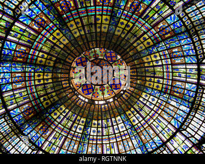 Dans le grand magasin Le Printemps, boulevard Haussmann, Paris, France 1923 : la coupole de style art nouveau dans le restaurant Banque D'Images