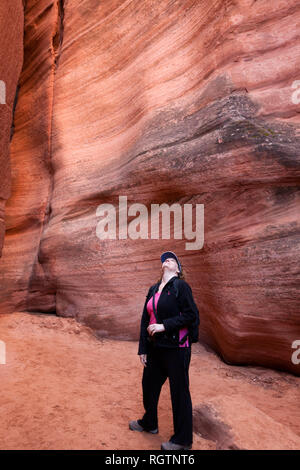 Randonneur femme admirant le mur de pierre à l'intérieur d'un canyon fente formations Banque D'Images