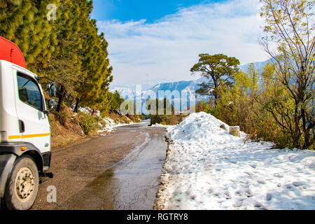 Uphill road en hiver à banikhet Himachal Pradesh inde dalhousie latéralement avec plein de neige. En hiver vue panoramique de la route asphaltée couverts avec s Banque D'Images