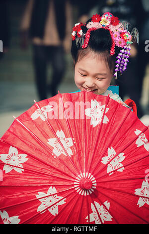 TOKYO, JAPON - 28 NOVEMBRE 2018 : avec parapluie posant au cours de Shichi-Go-San journée au sanctuaire de Meiji. Shichi-Go-Sun est annuelle journée de festival Banque D'Images