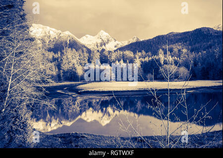 Rivière Sarrigavan et estuaire et montagne de Harbour derrière -- la forêt nationale de Tongass près de Sitka, Alaska, États-Unis. Banque D'Images