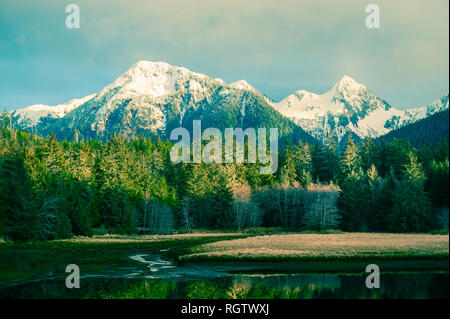 Rivière Sarrigavan et estuaire et montagne de Harbour derrière -- la forêt nationale de Tongass près de Sitka, Alaska, États-Unis. Banque D'Images