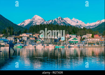 Alaska Native Brotherhood, ANB Harbour et les montagnes Sisters au coucher du soleil, centre-ville de Sitka, Alaska, États-Unis. Banque D'Images