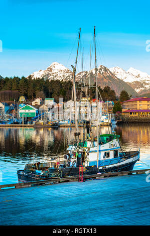 Le troller est amarré à la plate-forme de travail sur l'île de Japonski, Sitka, Alaska, États-Unis. Banque D'Images