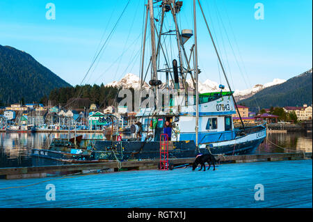 Le troller est amarré à la plate-forme de travail sur l'île de Japonski, Sitka, Alaska, États-Unis. Banque D'Images