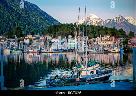 Le troller est amarré à la plate-forme de travail sur l'île de Japonski, Sitka, Alaska, États-Unis. Banque D'Images