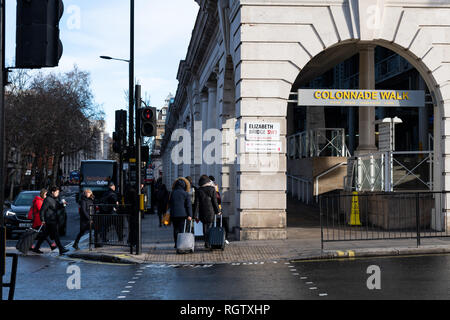 London,UK - 27 janvier 2019 : quartier de Pimlico, Westminster district les personnes de passage à pied de la colonnade près de la gare Victoria Station, Urban street Banque D'Images