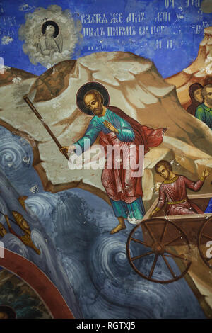 Moïse se séparer la Mer Rouge. La peinture murale par Palekh maîtres (1882) dans la galerie sud (papert) de l'église de Saint Nicholas Nadein (Nikolai Nadein) à Iaroslavl, Russie. Banque D'Images