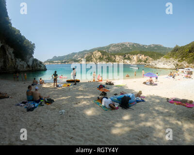 LIMNI, Corfou, Grèce - le 29 août 2018 : les touristes le soleil en été sur la plage vacances Banque D'Images