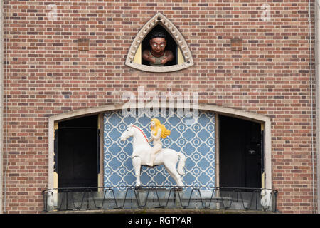 L'horloge de Godiva Broadgate, Coventry, Royaume-Uni. Sur l'heure un modèle Lady Godiva apparaît comme la porte ouverte. Une autre porte s'ouvre et voyeur peut être vu. Banque D'Images