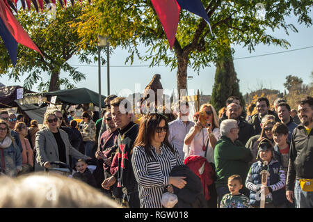 Cordoue, Espagne - 26 janvier 2018 : spectacle d'oiseaux en femme bénévole dans le marché médiéval de Cordoue, Espagne. Les touristes et les gens s'amusant sur les jours ensoleillés. Banque D'Images
