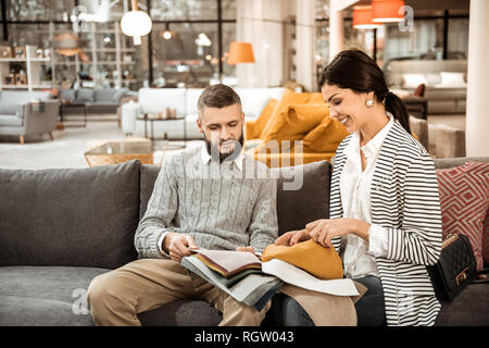 Resolute beau couple marié de décider sur l'équipement Banque D'Images
