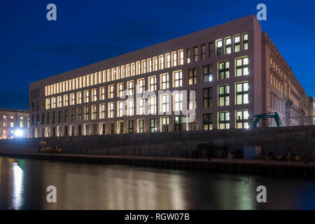 Vue de nuit nouveau Forum Humboldt museum sur l'île des musées à Berlin, Allemagne Banque D'Images