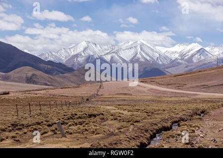 La saleté route de montagne au Tibet Banque D'Images