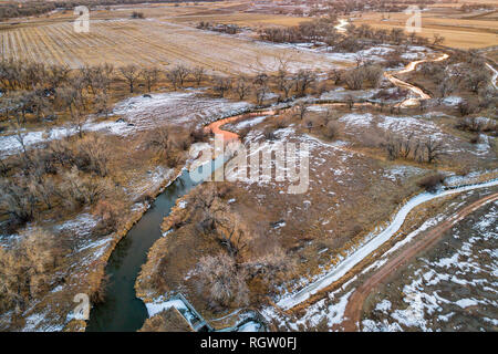 Les terres agricoles de l'est du Colorado et Big Thompson River au-dessus de son confluent avec la rivière South Platte, crépuscule d'hiver ar vue aérienne Banque D'Images