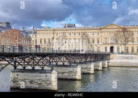 Les gens qui marchent sur Pont des Arts - Paris, France Banque D'Images