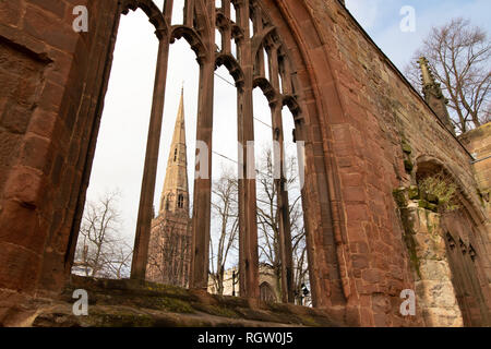 Le clocher de l'église Holy Trinity vu à travers les fenêtres de l'ancienne cathédrale de Coventry Banque D'Images