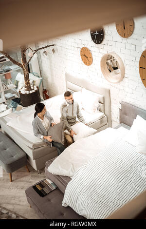 Cheerful couple agréable conversation sur les achats nécessaires Banque D'Images