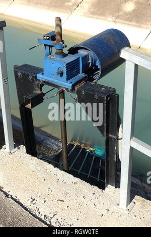 Vanne motorisée sur l'aquaduct de fermes locales en Espagne Banque D'Images