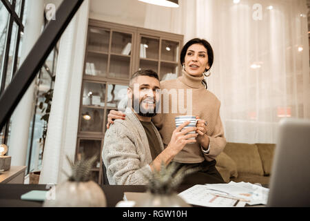 Agréable bonne-couple à passer du temps ensemble dans l'armoire Banque D'Images