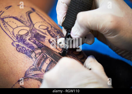 CIRCA 2018 ALICANTE JUSTE TATOUAGE tatouage gros plan de travail de l'artiste avec des gants Banque D'Images